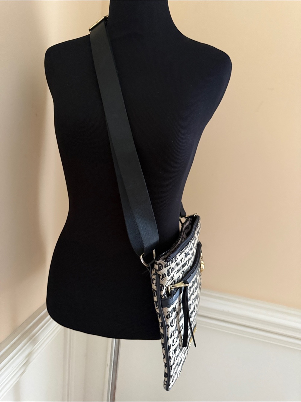 Juicy Couture Black & Cream Logo Crossbody Pouch - Picture 2 of 10